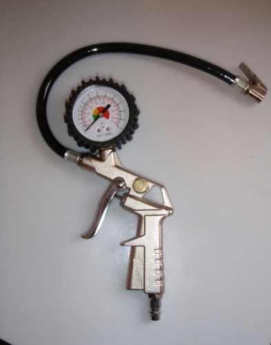 KERÉK FÚJATÓ PISZTOLY ANALÓG ÓRÁVAL