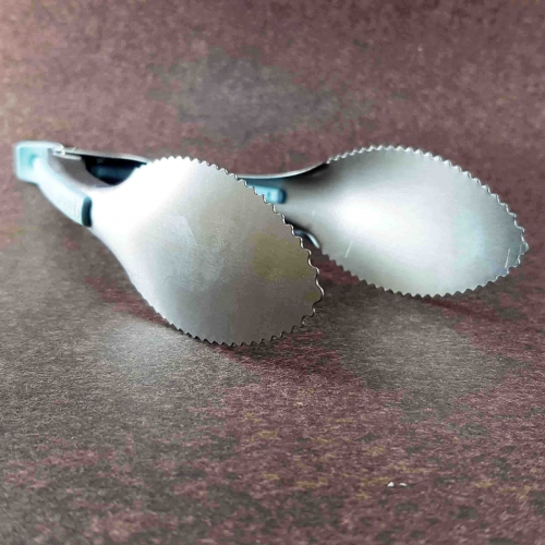 FÉM SALÁTÁS CSIPESZ SZILIKON NYÉLLEL